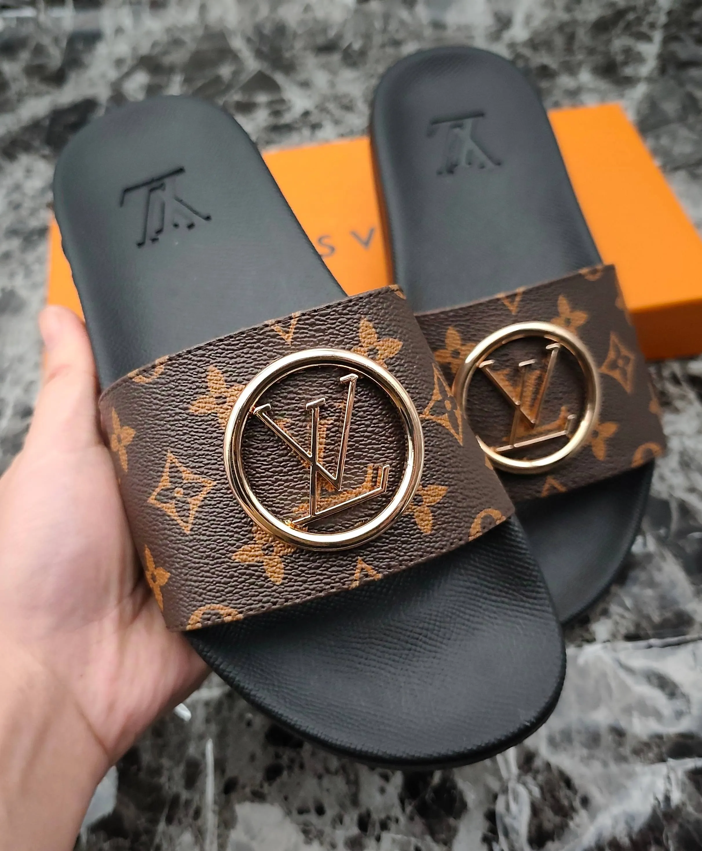 👟👟Ex-factory price 280👟👟 (available all year round) same style for men and women, size 35--48. Couple style🎗Louis Vuitton "LV" slippers, a much-anticipated one, so beautiful that it will melt your hearts❤! It is simply a masterpiece of extraordinary craftsmanship. It is a must-have for everyone. It is made by open mold. It feels Q-bounce and super soft on the feet. It is super delicate on the feet. It is an exclusive model. There are many layouts, so there is always one you like🎉🎉